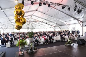 Über 400 nationale und internationale Gäste feierten mit Bluhm Systeme das 50. Firmenjubiläum.