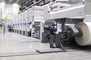 Ziel der Vereinbarung zwischen HEIDELBERG und Solenis ist die Entwicklung eines kostengünstigen Verfahrens, Barrierebeschichtungen für faserbasierte Verpackungen direkt in den bestehenden Rollenflexodruck-Prozess mit der Boardmaster zu integrieren