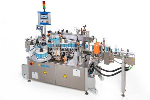 Variabel auf engstem Raum: Die Etikettiermaschine 362E von HERMA lässt sich bei Bedarf von der Zweiseiten- auf die Rund-um-Etikettierung umrüsten – in nur 10 bis 15 Minuten.