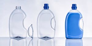 Die neue PET-Flasche mit eingeklebtem Griff von KHS reduziert den Materialverbrauch um bis zu 30 Prozent. Sowohl der Flaschenkörper als auch der Griff sind zu 100 Prozent recyclingfähig und bestehen aus rPET