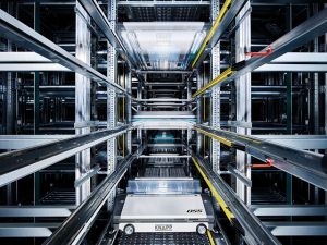 Ein OSR Shuttle Evo mit 100.000 Stellplätzen übernimmt die platzsparende Lagerung bei Sonepar und versorgt acht Pick-it-Easy Evo-Stationen und ein Schnelldreher-Durchlaufregal für die Kommissionierung