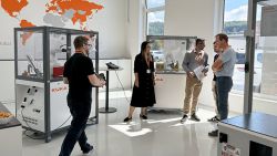 Die Veranstaltung ist frei begehbar: Besucher können die verschiedenen Stationen individuell erkunden und mit den vor Ort anwesenden Expertinnen und Experten in den fachlichen Austausch treten
