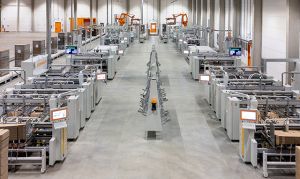 Die neuen Faltschachtelklebemaschinen in Tornesch und die automatisierte Logistik steigern den Output, die Reaktionsschnelligkeit und die Umsetzung individueller Verpackungsentwicklungen für die Marktanforderungen der nächsten Jahre
