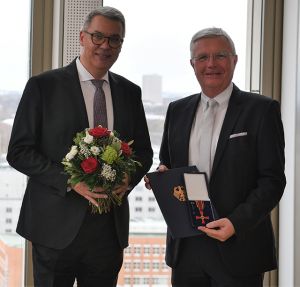 Thomas Westphal, Oberbürgermeister der Stadt Dortmund (li) händigt das Bundesverdienstkreuz am Bande an Prof. Dr. Dr. h.c. Michael ten Hompel aus