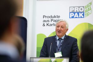 „Wir haben geschlossen Kreisläufe und verarbeiten biologisch abbaubares Material“ sagte Georg Dieter Fischer, Obmann PROPAK, bei der Eröffnung des diesjährigen PROPAK Trendtags vor rund 100 Branchenvertretern in Wien