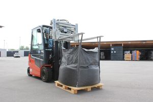 Die 100% Recycling Big Bags können sicher mit dem Stapler bewegt werden. Sie sind reißfest, widerstandsfähig und können bis zu zwei Tonnen Material aufnehmen