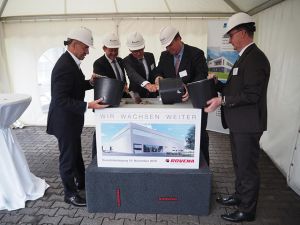 Geschäftsführer Peter Baumgartner, Bürgermeister Stefan Bechthold, der Vorstandsvorsitzende von Haniel Stephan Gemkow, Bundesminister Helge Braun und Rovema Geschäftsführer Ralf Buch verlegen die Zeitkapsel (v.l.)