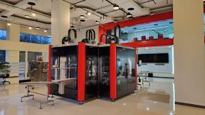 Großer Ausstellungsraum für die neue Maschine SOMIC 434