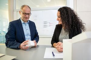 Mit den drei eigenständigen Unternehmensbereichen Turnkey, Schubert-Pharma und Schubert-Consulting setzt das Tochterunternehmen der Gerhard Schubert GmbH maßgeschneiderte Verpackungslösungen für zahlreiche Kunden auf der ganzen Welt um
