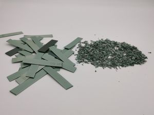 Zerkleinertes Umreifungsband -Schnipsel und als Mahlgut aufbereitet