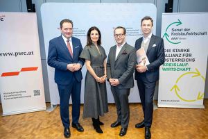 v.l.: Umweltminister Norbert Totschnig, Agatha Kalandra, Vorstandsmitglied bei PwC Österreich, Robert Nagele, BILLA Vorstand und Senator im Senat der Kreislaufwirtschaft, Harald Hauke, Vorstandssprecher der ARA