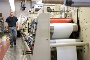 In der Etikettenproduktion will Bluhm Systeme durch gezielte Maßnahmen noch stärker die ohnehin bereits reduzierten Ausschuss- und Abfallmengen senken