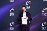 Lars Michaelsen, Leiter Innovationen bei der Excor Korrosionsschutz-Technologien und -Produkte GmbH, nimmt bei der Preisverleihung des German Innovation Awards in Berlin die Auszeichnung entgegen