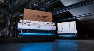 Die AeroBots von KNAPP navigieren autonom und ohne Führungslinien dreidimensional durch das gesamte System. Die Technologie wurde auf der LogiMAT 2025 mit dem Best Product Award ausgezeichnet