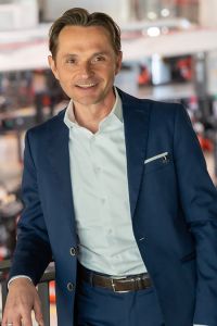 „Die Elektrifizierung der Flotte ist keine Zukunftsoption mehr, sondern bereits heute eine strategische Notwendigkeit“, betont Dipl.-Ing. Josef Dax, Director Sales & Logistics Solutions bei Toyota Material Handling