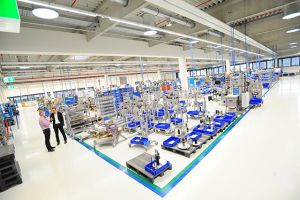 2018 hat HERMA am Hauptsitz in Filderstadt kräftig investiert; insgesamt 100 Millionen Euro nimmt der Selbstklebespezialist in die Hand, um das neue Unternehmensareal zu entwickeln. Hier ein Blick in die Maschinenfertigung, die gerade in Betrieb genommen