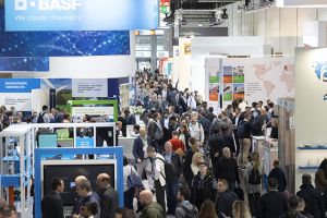 176.000 Fachbesucherinnen und -besucher  aller Kontinente reisten zu ihrem wichtigsten Branchenevent nach Düsseldorf. Der Anteil internationaler Gäste bei der K 2022 lag mit über 70 Prozent auf konstant hohem Niveau