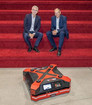 SAFELOG UND TGW unterzeichnen strategische Partnerschaft. v.l.: Harald Schröpf (CEO TGW Logistics Group) und Michael Wolter (Gründer & Inhaber SAFELOG)