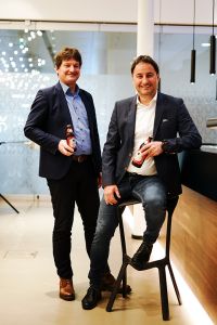 Mohrenbrauerei-Geschäftsführer Heinz Huber (links) und Thomas Pachole freuen sich über die Nominierung der Mehrweg-Leichtglasflasche