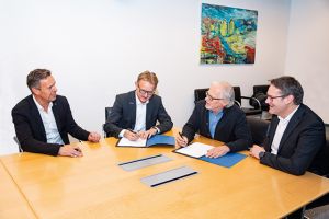 Die Geschäftsführer unterzeichnen den Kooperationsvertrag (v.l.): Norbert Rechner, Managing Director bei pester, Tim Slomp, CTO Uhlmann, Thomas Pester, CEO pester, und Michael Mrachacz, CSO Uhlmann.
