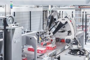 Mit Hilfe von Greifrobotern werden die Packs zu Lagen zusammengestellt und für die Palettierung vorbereitet
