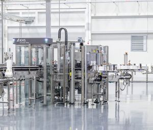 Ein Highlight der PET-Linie ist die KHS-Etikettier­maschine Innoket Neo Flex 90, eine der ersten mit umlaufendem HMI