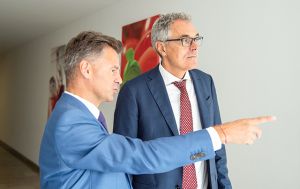 Willi Stadler (r.), GF der Stadler Anlagenbau GmbH, und Christian Fisch (l.), Head of Plants bei der Krones AG, möchten im Zuge der Kooperation die Kreislaufwirtschaft stärken und die technologischen Möglichkeiten des Recyclings ausloten