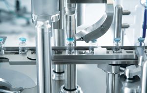 Cellefill™ ist eine Komplettlösung für das Fill/Finishing von Vials mit integrierter Barrieretechnologie zur Steigerung des Sterilitätssicherheitsniveaus und der Produktqualität und zur Verringerung des Kontaminationsrisikos