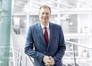 Dipl.-Ing. Dr. h.c. Oliver Jung, Vorstandsvorsitzender von Festo: „Ein zentraler Trend ist das Thema Energieeinsparung. Unsere Kunden wollen sich in der jetzigen Situation mit energieeffizienten Automatisierungslösungen resilienter aufstellen.“