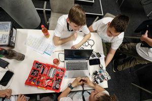 Die Roboter wurden bereits im Unterricht vorbereitet und vor Ort wurde ihnen noch der letzte Fein-schliff verpasst