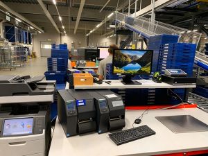 Galexis setzt den T8000 von TSC Auto ID, hier ein 4-Zoll-Modell und ein 6-Zoll Modell, für zahlreiche Zwecke wie interne Post, Kennzeichnung im Lager und Versand ein