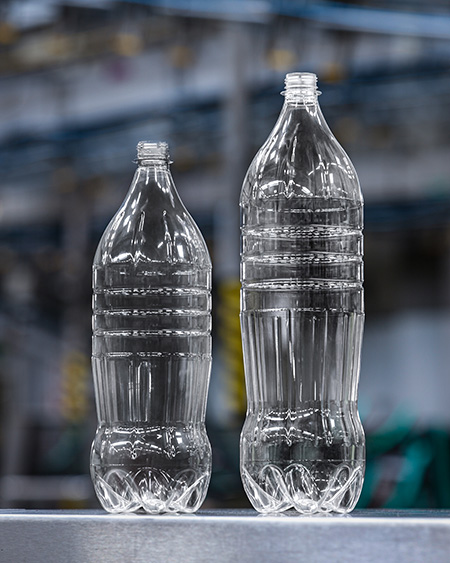 Leistungsstark: Die InnoPET Blomax produziert in Knetzgau bis zu 20.000 Behälter pro Stunde für das 2,0-Liter-Format und bis zu 30.000 Behälter pro Stunde für das 1,5-Liter-Format